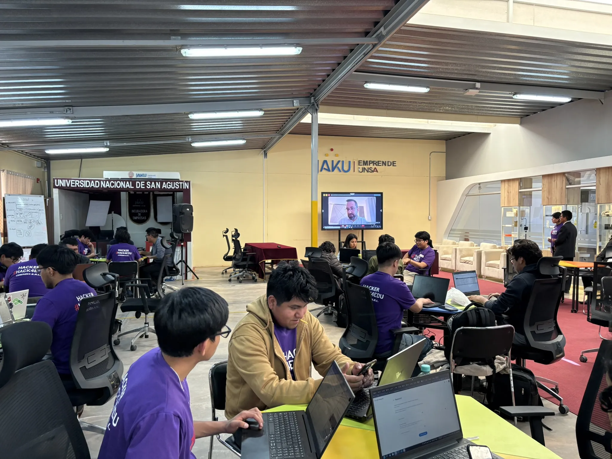 Participantes colaborando durante Hack4Edu en Jaku Emprende UNSA