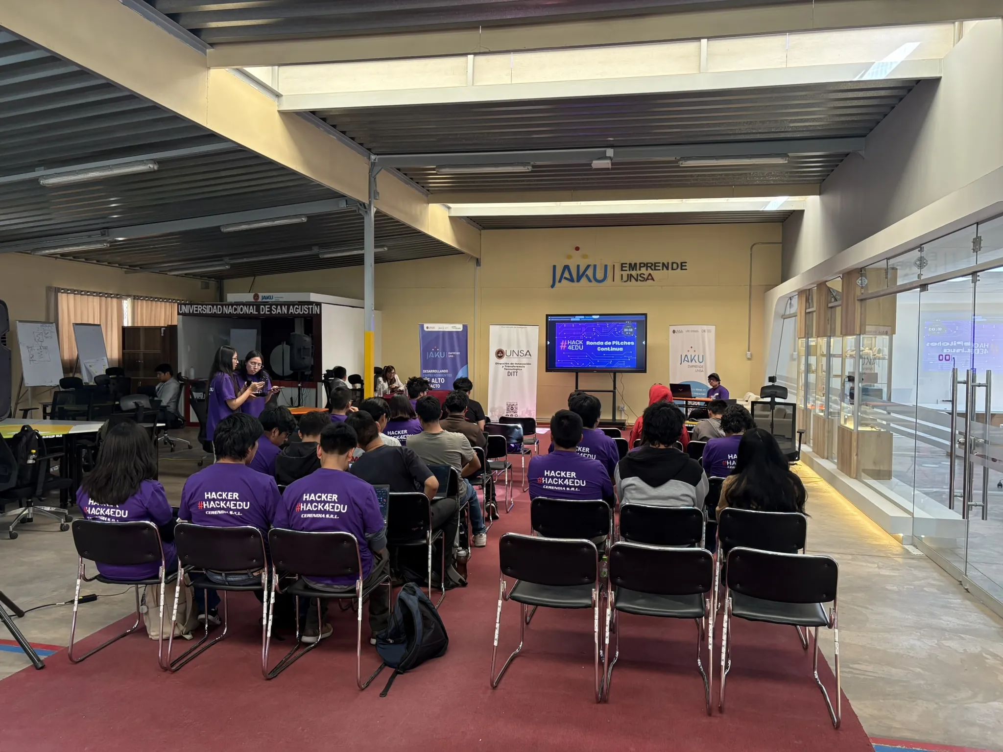 Participantes durante una ronda de presentaciones en Hack4Edu UNSA 2025